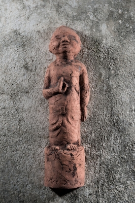 Závěsný malý Budha,šamotová hmota,oxid železa,zatíraná tech.,v.60 cm.
