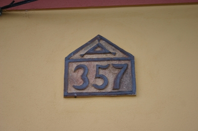 Domovní keramické číslo,šamot,železo,glazura,v.35x28 cm.