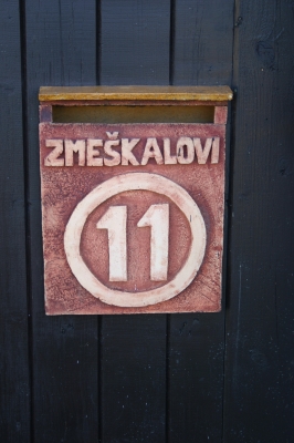 Keramická poštovní schránka,kysličník železa,v.30x20 cm.