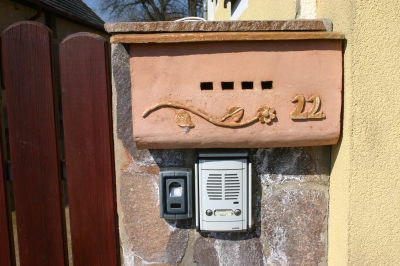 Poštovní schránka,kamenina,burel,,v.50cm.