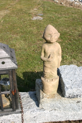 Malý Budha,šamotová hlína,oxid mědi,v.55 cm.