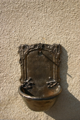 Secesní kameninové umyvadlo,kovová glazura,v. 60 cm.